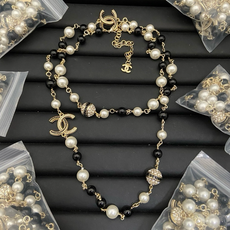 CHN116  Women's black and white round pearl sweater chain jewelry