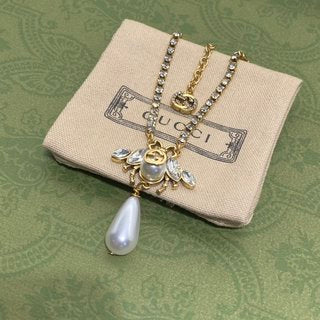 GUN6   Little bee Pearl pendant necklace