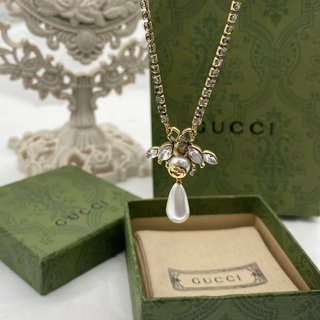 GUN6   Little bee Pearl pendant necklace