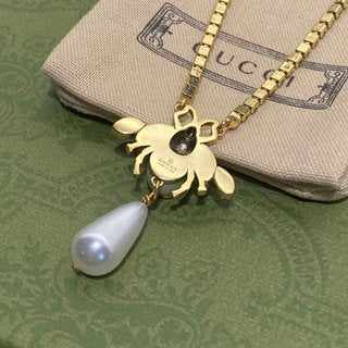 GUN6   Little bee Pearl pendant necklace