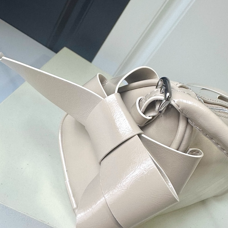 LMP28 bag 22-13-6cm Hand bag